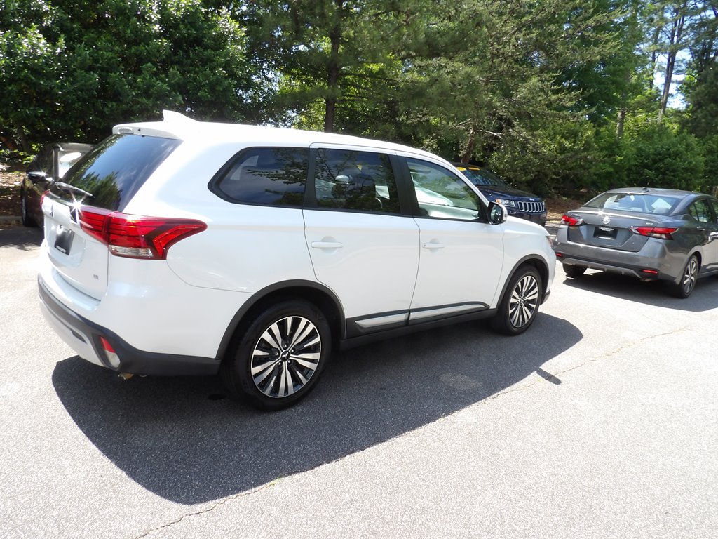 2020 Mitsubishi Outlander SE FWD's photo