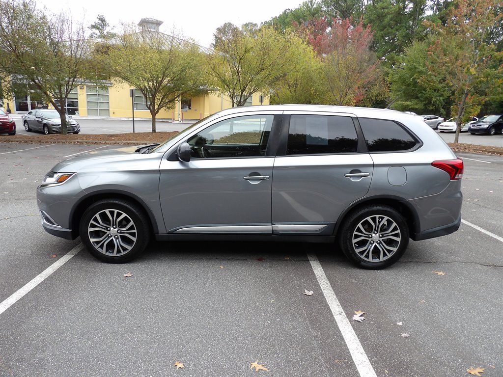 2016 Mitsubishi Outlander ES's photo