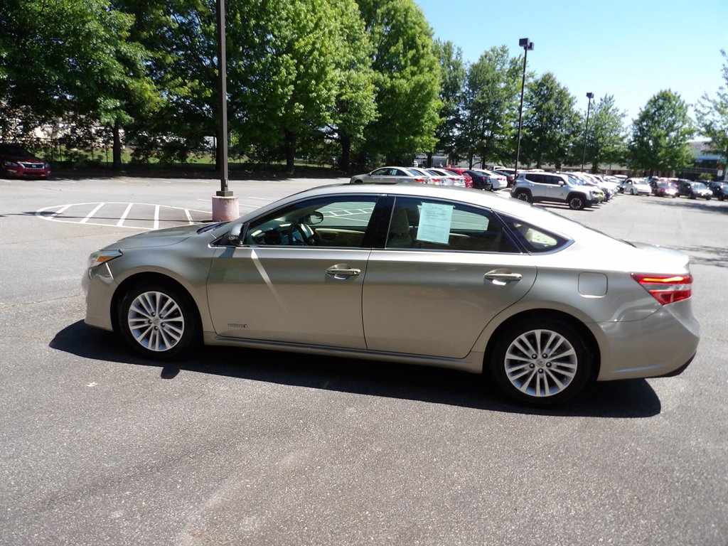 2015 Toyota Avalon Limited Hybrid's photo