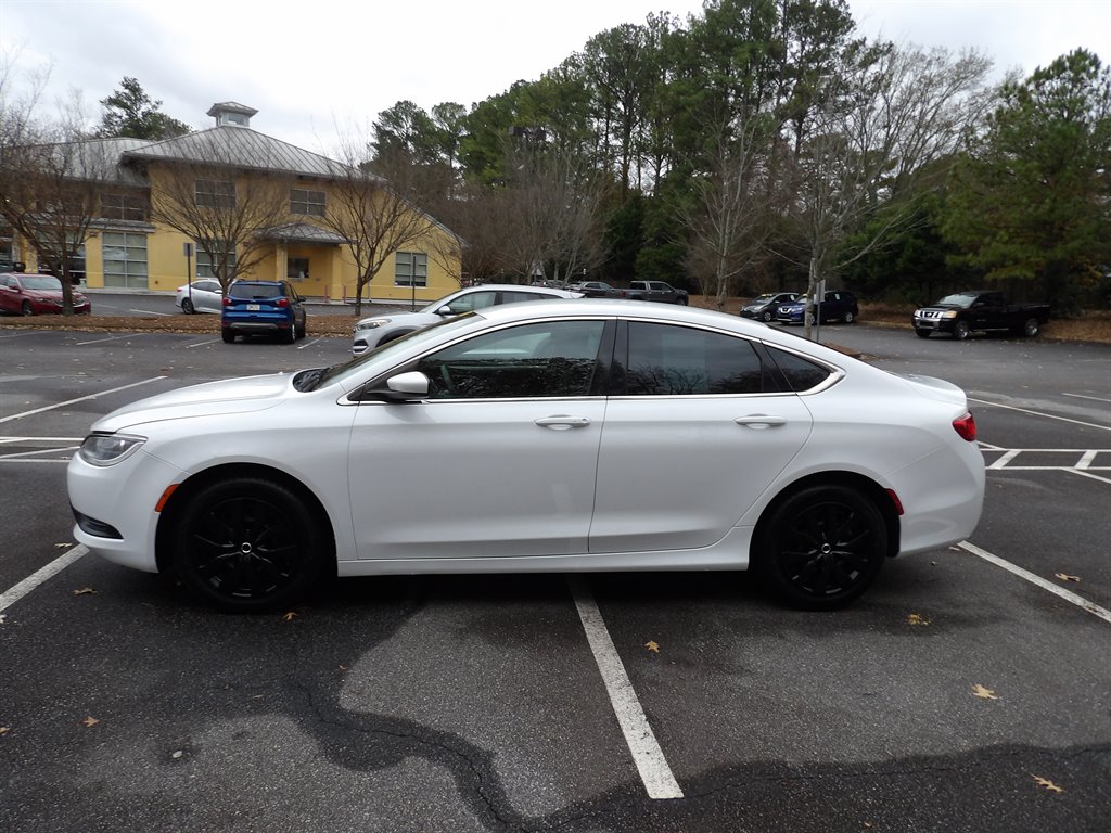 2016 Chrysler 200 LX's photo