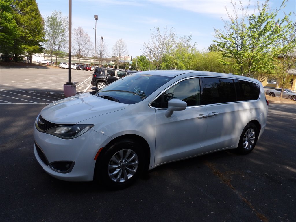 2018 Chrysler Pacifica Touring Plus's photo