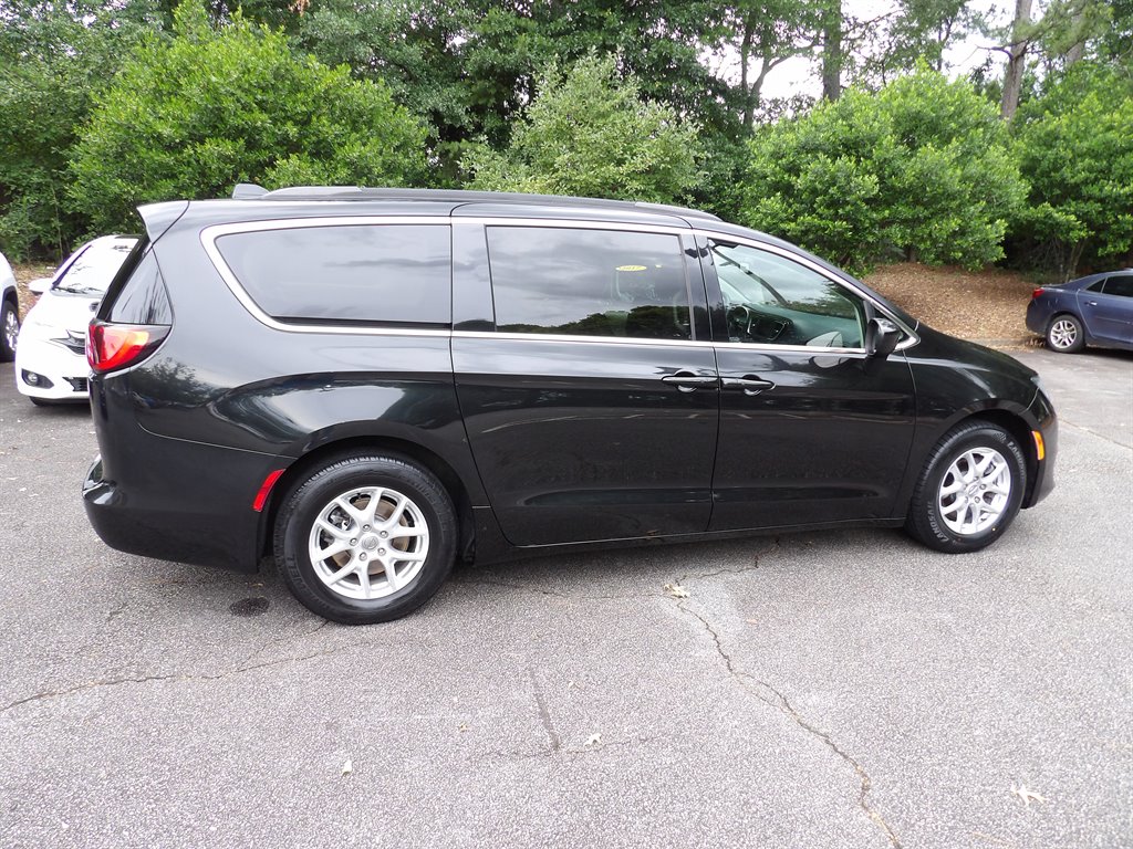 2020 Chrysler Voyager LXI's photo
