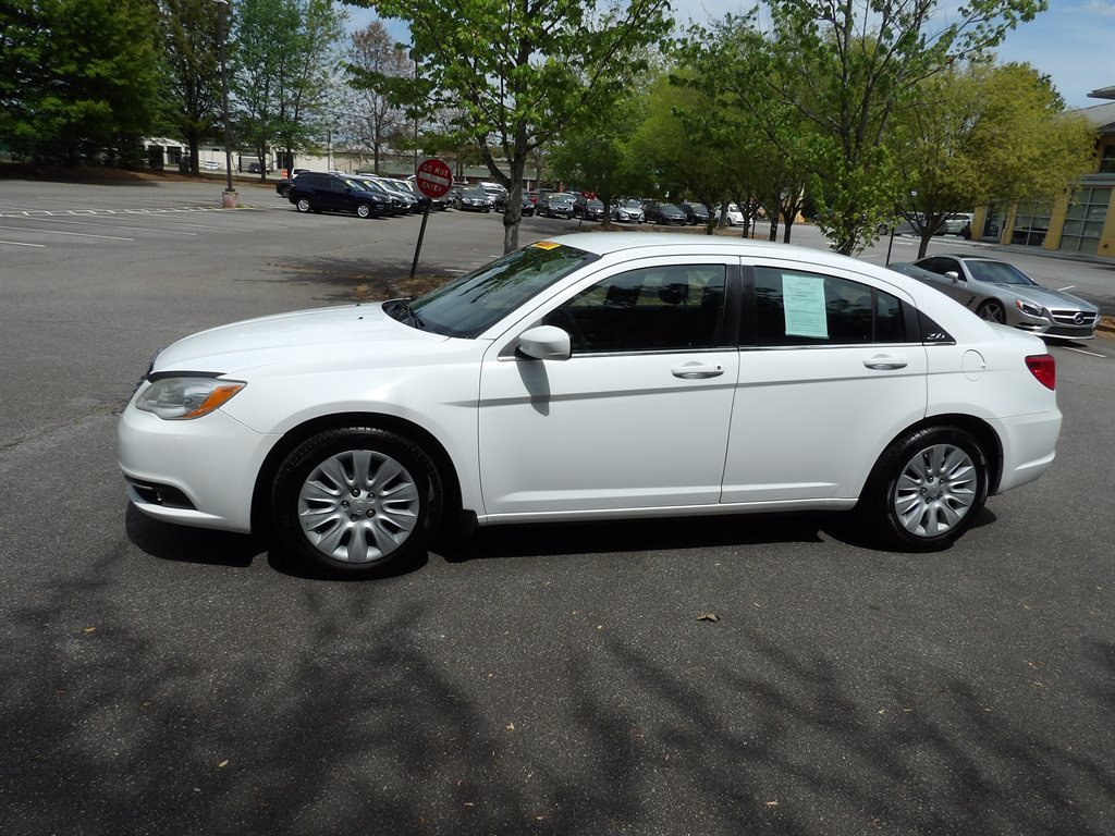 2014 Chrysler 200 LX's photo
