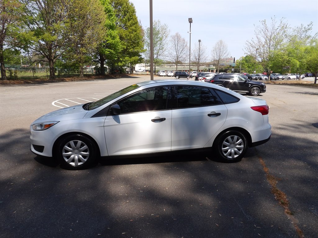 2018 Ford Focus Sedan S's photo