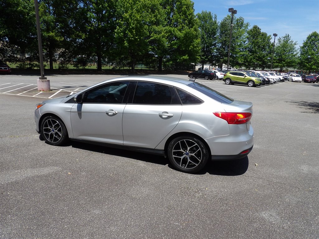 2017 Ford Focus Sedan SEL's photo