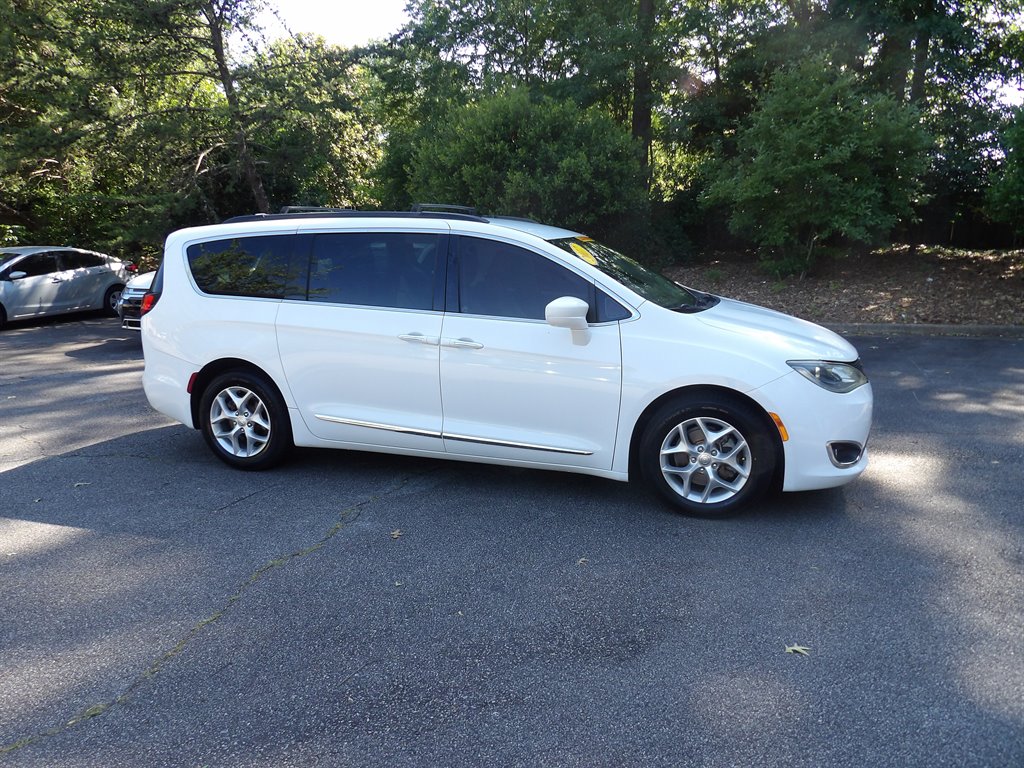 2017 Chrysler Pacifica Touring-L's photo